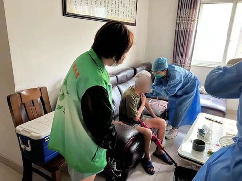 耐心答疑 专车接送 送医上门......贴心服务为老年人疫苗接种