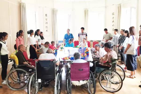 独山子大学生志愿者温情暖夕阳，爱老服务活动点亮养护新篇章